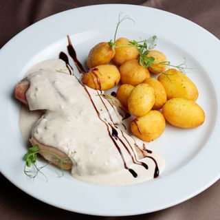 Piletina sa pršutom u kremastom sosu