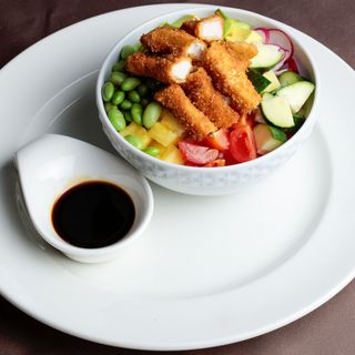 Poke bowl panirana piletina