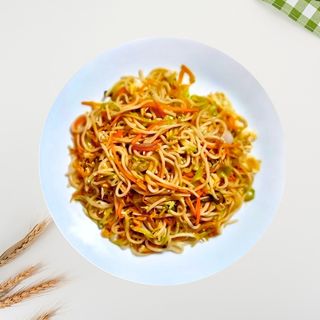50. Prženi rezanci sa povrćem 蔬菜炒面 Fried noodles with vegetables.