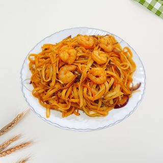 52. Prženi rezanci sa škampima 虾仁炒面 Fried noodles with shrimp.
