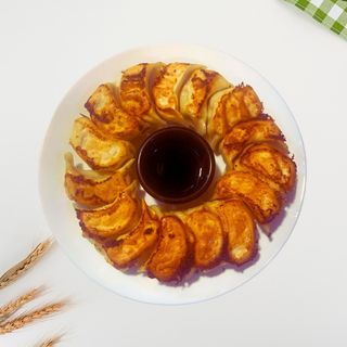 41. Pržene Knedle od svinjetine 15 kom 猪肉煎饺 Fried dumplings pork filling