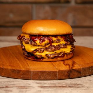 NOVO BBQ burger triple
