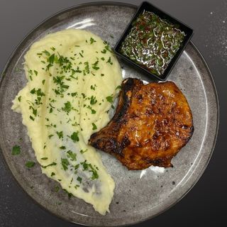 свиное каре на кости с картофельным пюре /  Свињски каре са костима и пире кромпир.