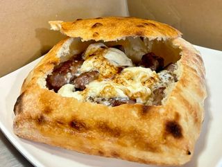 Ćevapi nakajmaku sa pretopom