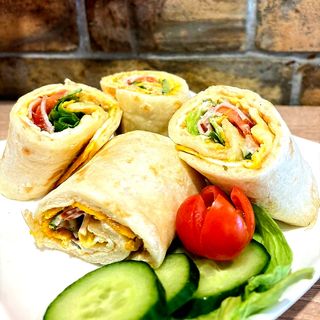 Omlet u tortilji sa pečenicom