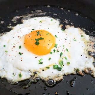 Jaja na oko sa svinjskom dimnjenom kobasicom (4 jaja )