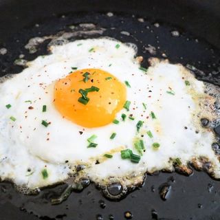 Jaja na oko sa junećom dimljenom kobasicom (4 jaja)