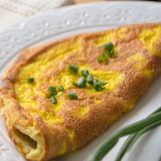 Omlet sa svinjskom dimljenom kobasicom (4 jaja)