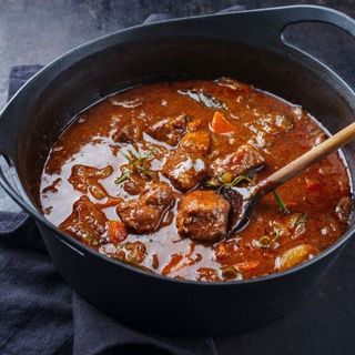 Svinski Gulaš sa pire krompirom i kupus salatom