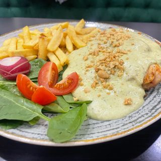 Piletina u pesto sosu sa kikirikijem