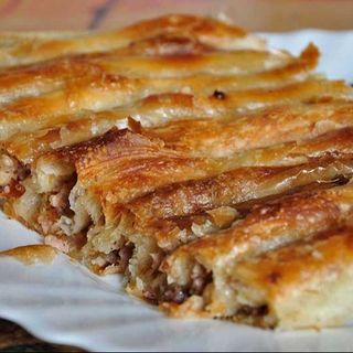 Banjalučki Ćevapi u Burek testu sa pavlakom i lukom