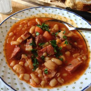 Čorbast pasulj sa kolenicom i slaninicom i kupus salata