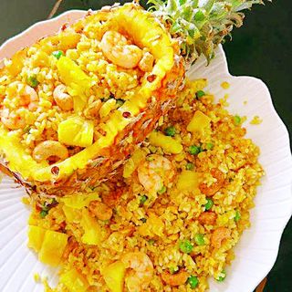 菠萝虾仁炒饭Prženi pirinač sa ananasom i škampima
