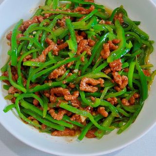 青椒炒肉Pržena svinjetina sa zelenom paprikom