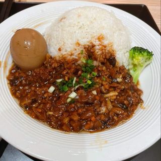 卤肉饭Dinstani pirinač sa svinjetinom i soja sosom