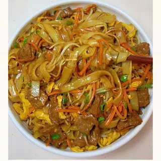 猪肉炒河粉Pirinčani rezanci prženi sa svinjetinom