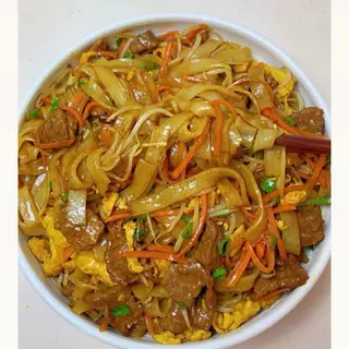 鸡肉炒河粉Pileći prženi pirinčani rezanci