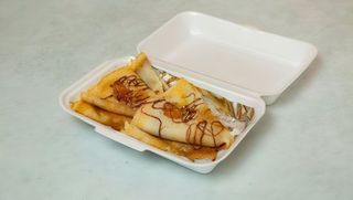 Slatka palačinka sa crnim kremom i keksom