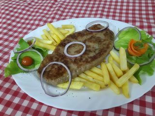 Pljeskavica 400g sa pomfritom