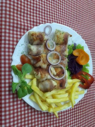 Rolovani pileći ražnjić sa pomfritom