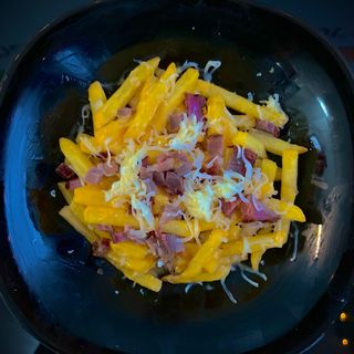 Pomfrit sa slaninicom i čedarom