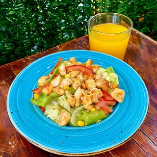 Obrok salata + piće po izboru!