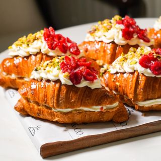 Raspberry Cheesecake Pistachio kroasan