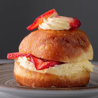 Supreme krofna sa jagodama