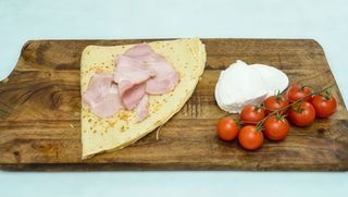 Slana palačinka sa suvim vratom, kačkavaljem i pavlakom