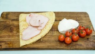 Slana palačinka sa pečenicom, kačkavaljem i pavlakom