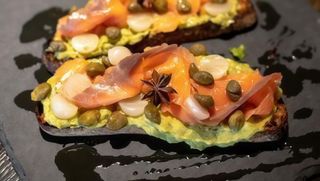 Sendvič sa dimljenim lososom i avokadom