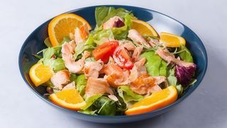 Salata sa grilovanim lososom