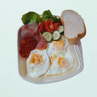 Doručak sa jajima, pršutom i kulenom