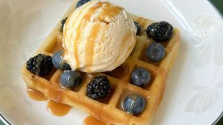 Pola porcije waffli  sa karamelom, svežim sezonskim bobicama