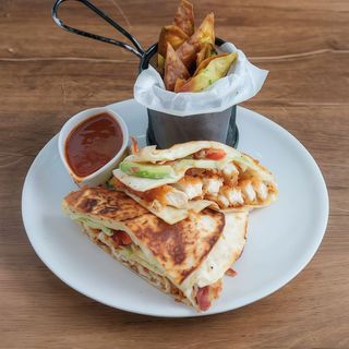 Crispy chicken quesadilla