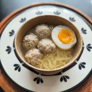 Pileća supa sa ćufticama, jajetom i vermišelom