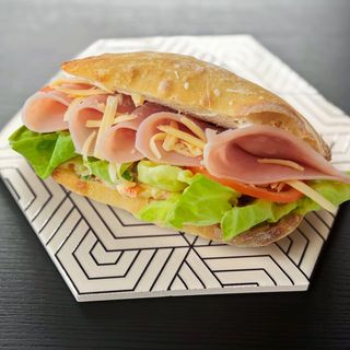 Sendvič sa šunkom i sirom na čiabati