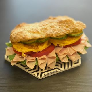 Sendvič sa omletom i šunkom na čiabati