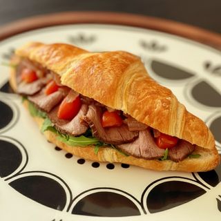 Kroasan sa rostbifom