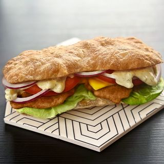 Sendvič sa piletinom i karijem na čiabati