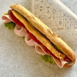 Sendvič sa omletom i šunkom na bagetu