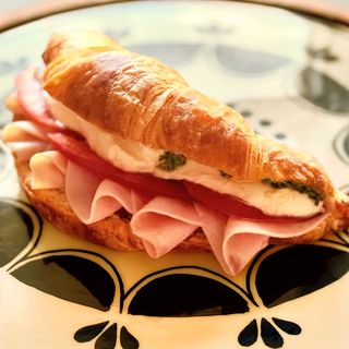 Kroasan sa šunkom i mocarelom