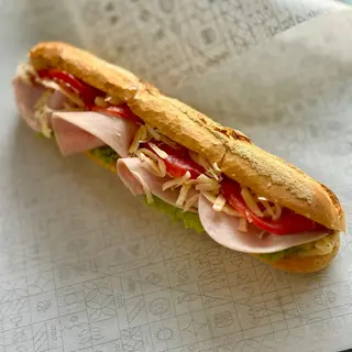 Sendvič sa šunkom i sirom na bagetu