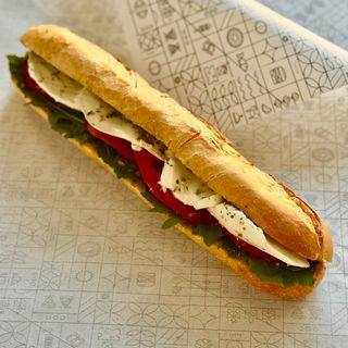 Sendvič sa mocarelom na bagetu