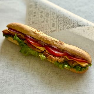 Sendvič sa piletinom i karijem na bagetu