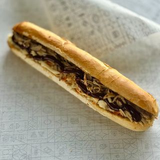 Sendvič sa svinjetinom na bagetu