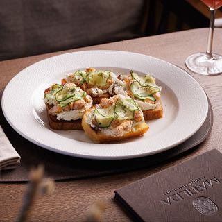 Bruschetta sa lososom