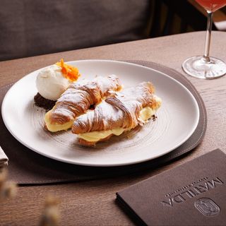 Belgijski kroasan sa šumskim voćem i vanilla kremom