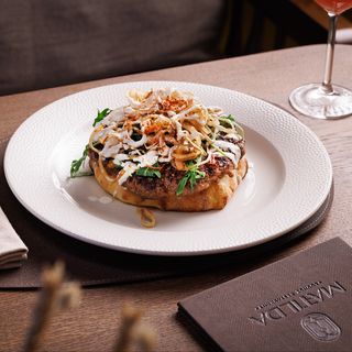 Pljeskavica na pizza testu