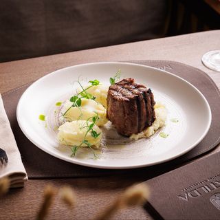 Biftek na pireu sa biber sosom